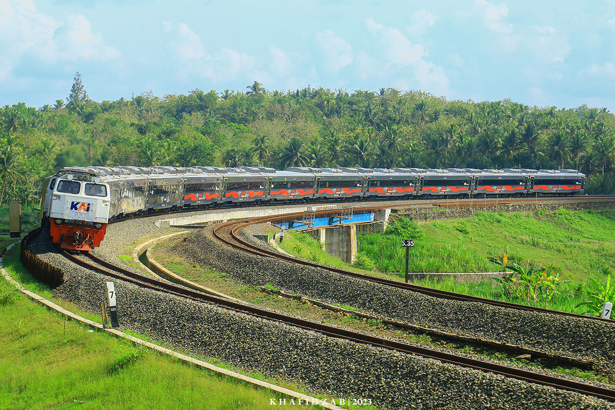 Jelajahi Rel Kereta Api Gumilir: Spot Fotografi Tersembunyi di Cilacap